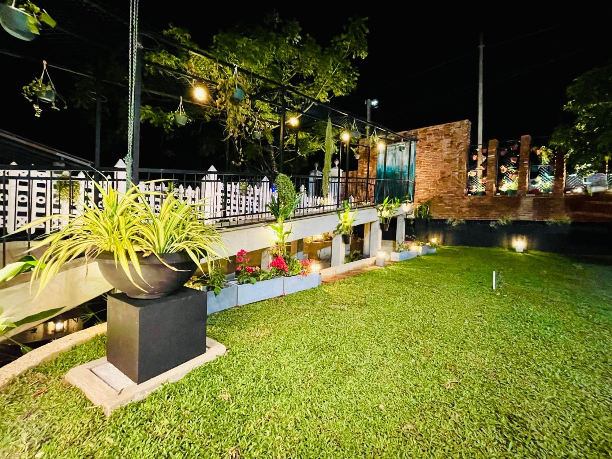 Ayur Ayur White Sail Villa Dalupotha ภายนอก รูปภาพ